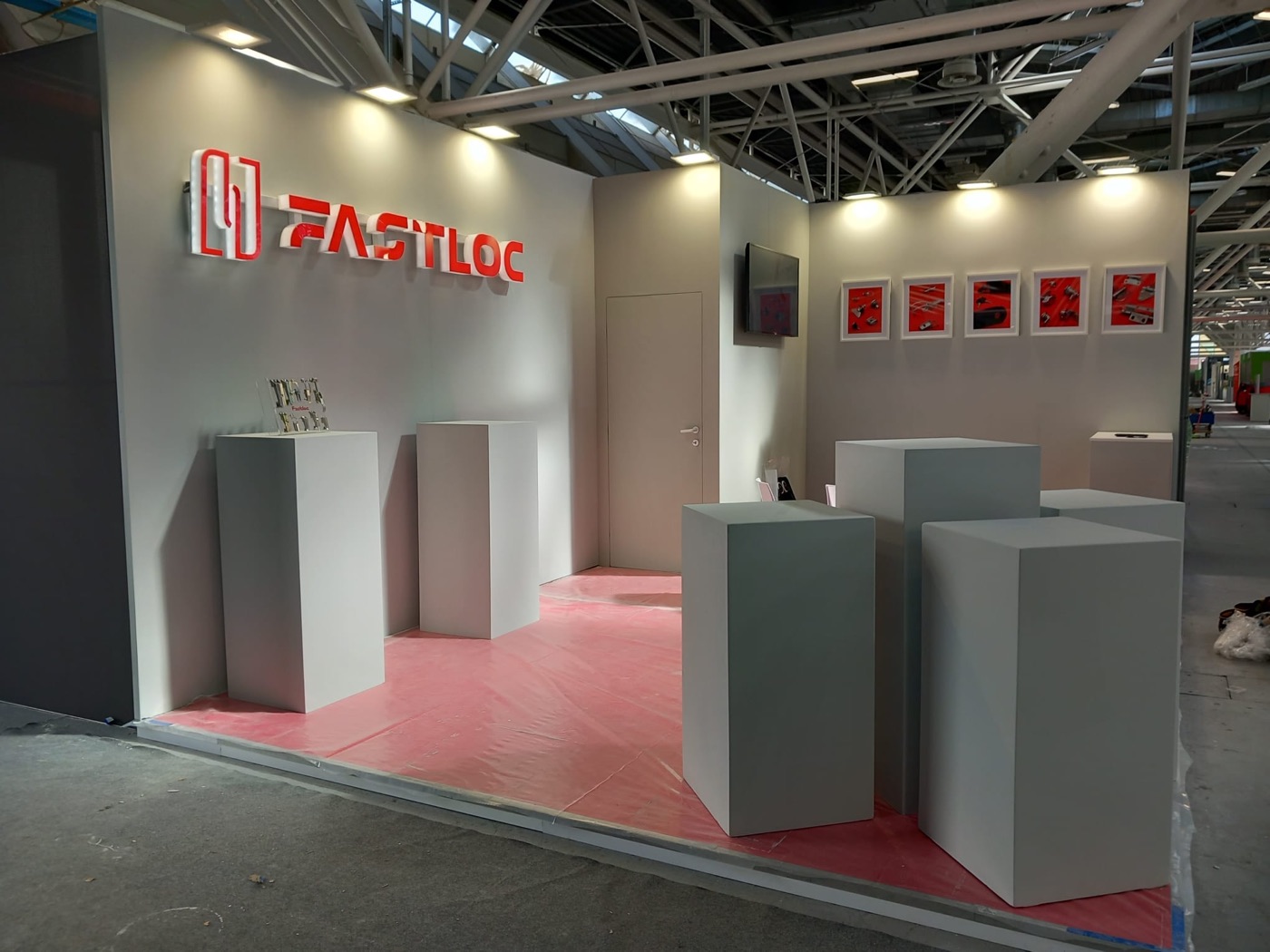 Stand fieristico - Fissaggi e ferramenta